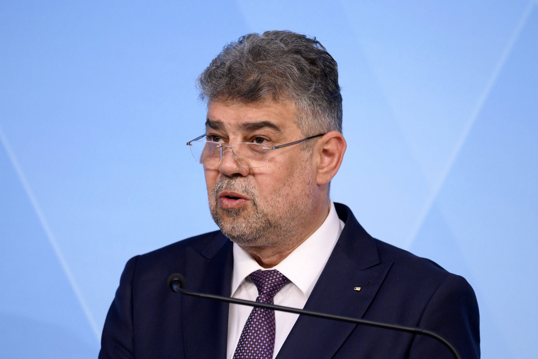 Der rumänische Premierminister Marcel Ciolacu nimmt an einer abschließenden Pressekonferenz teil. Das bayerische und das