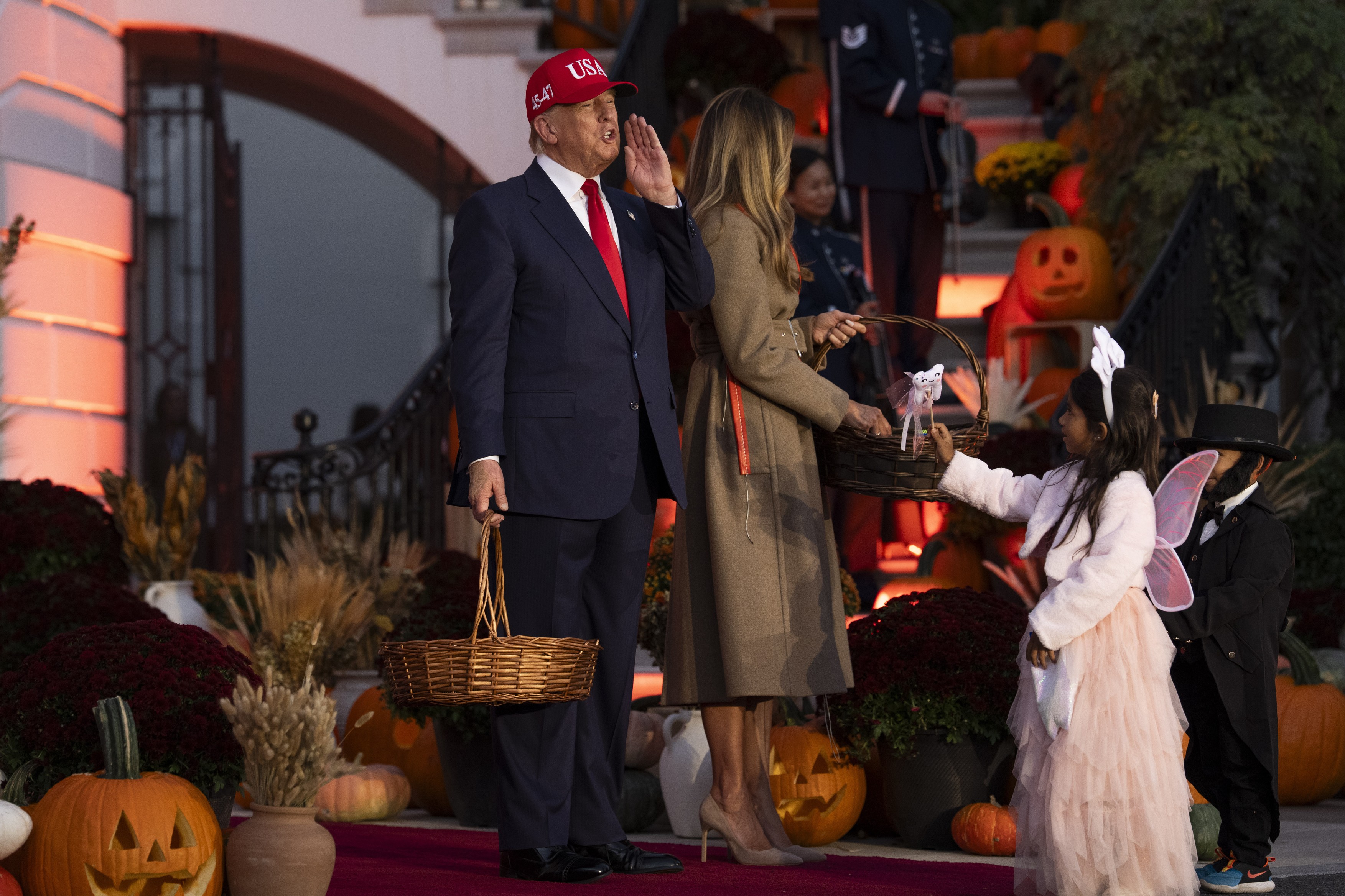 Trump a transformat Casa Albă într-un carnaval de Halloween/ Profimedia
