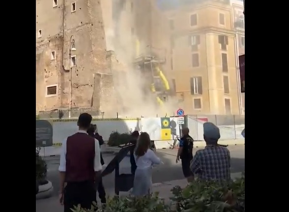 Muncitor român prins sub dărâmături