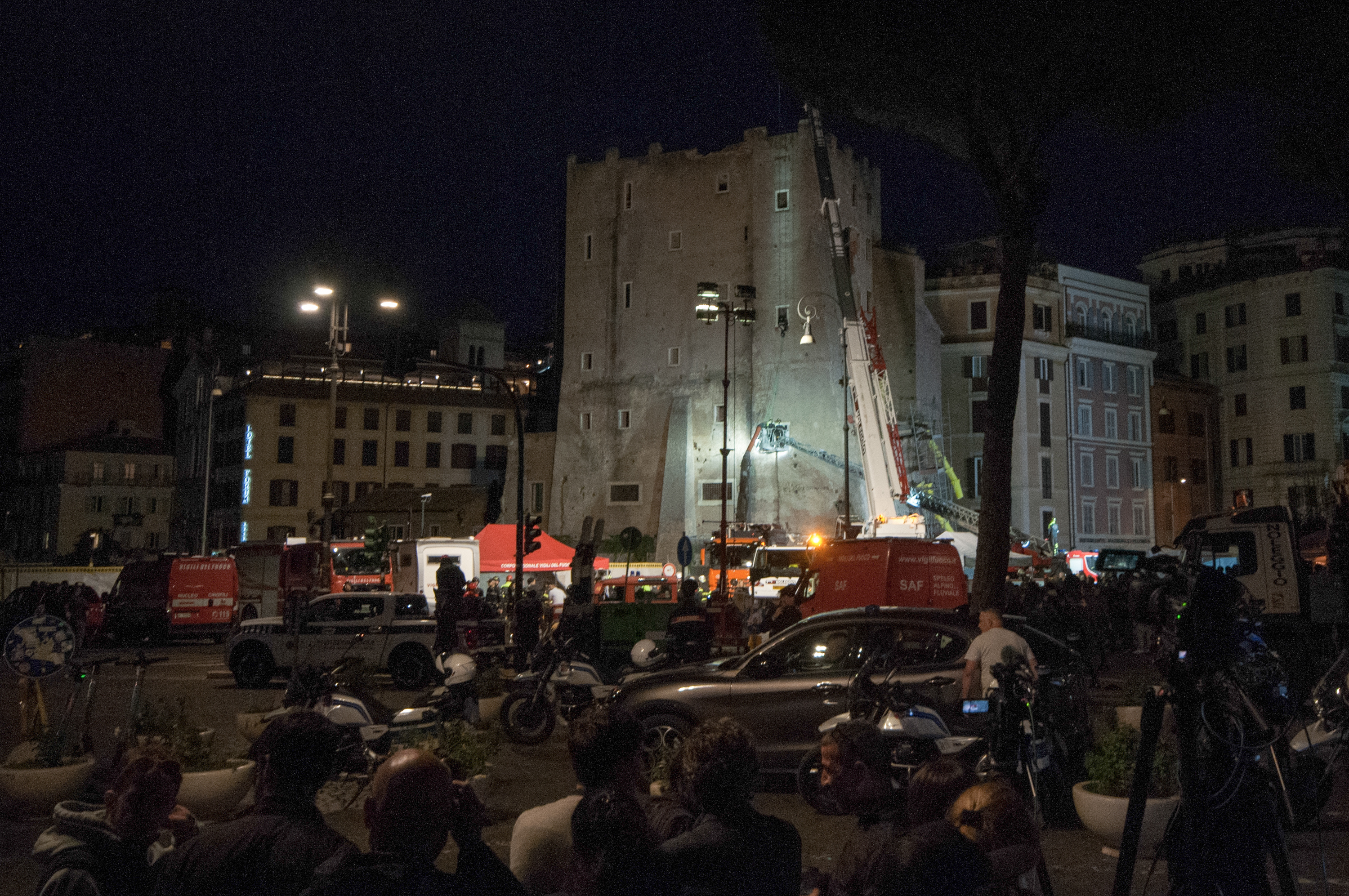 Prăbuşirea unei părţi a unui turn medieval din centrul Romei/ Profimedia