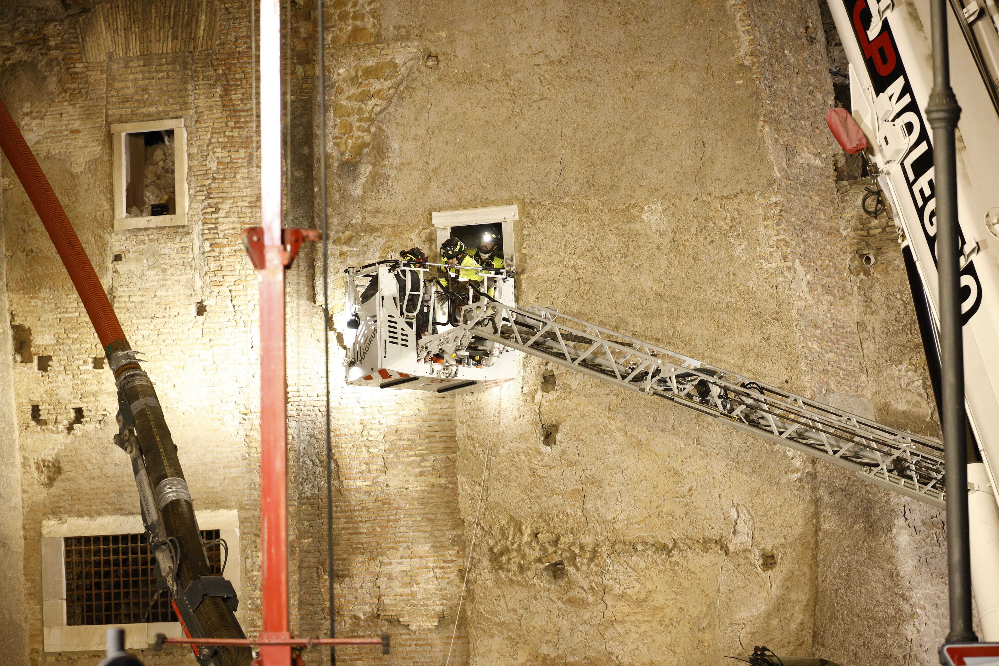 Prăbuşirea unei părţi a unui turn medieval din centrul Romei/ Profimedia