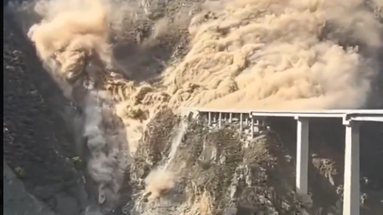 Momentul când un pod din China s-a prăbuşit parţial/ Foto: X