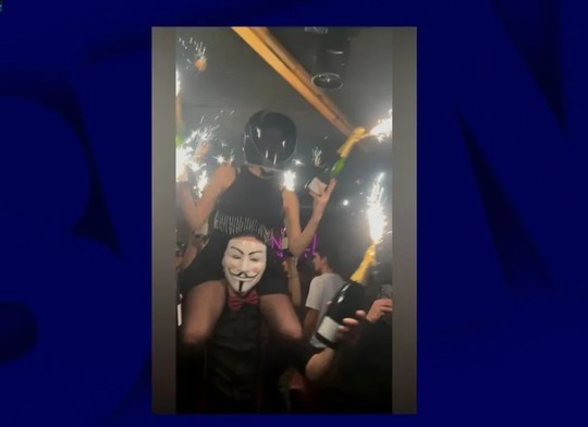 femeie-pe-umerii-barmanului-in-barul-crans-montana-bfmtv