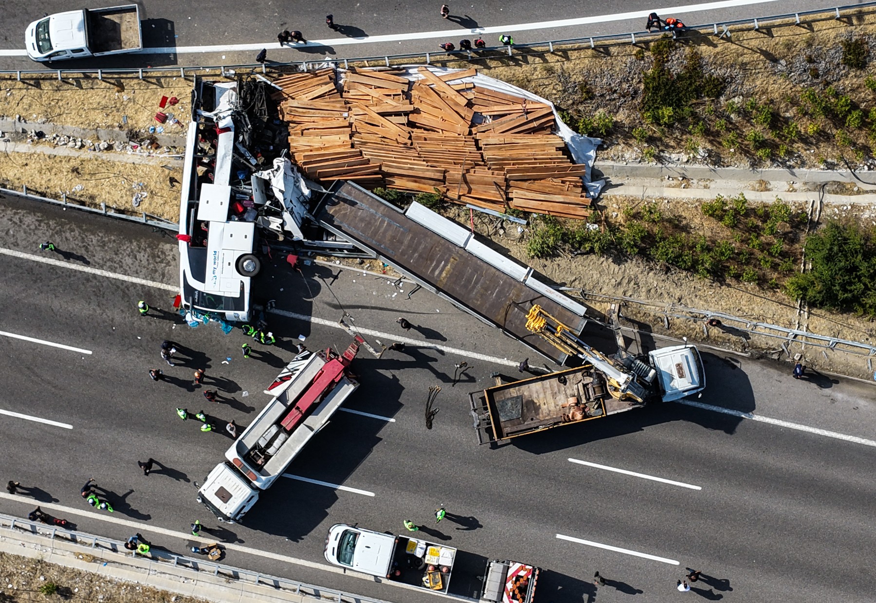Un autocar s-a răsturnat după ce a intrat în coliziune cu un camion, în vestul Turciei. / Foto: Profimedia