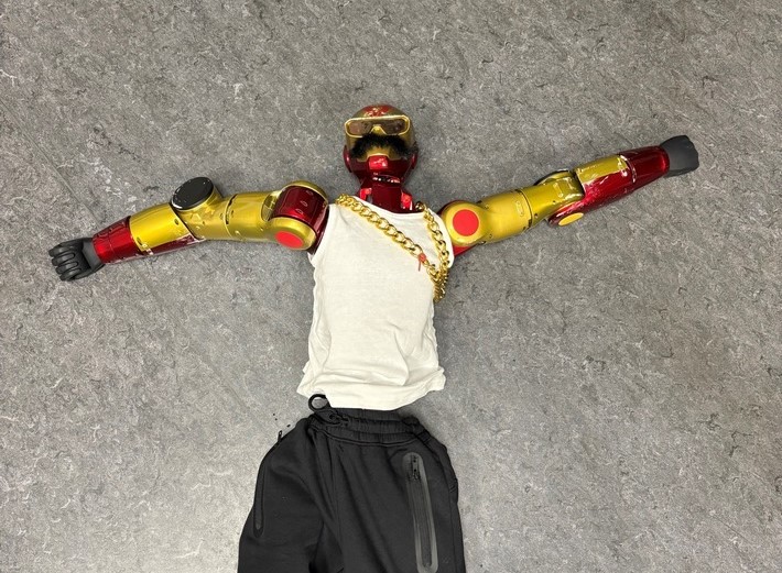 Un robot cu mustață falsă a fost „reținut” de polițiști/ Foto: Facebook