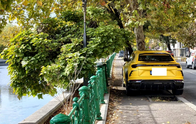 lamborghini parcat pe trotuar in bucuresti
